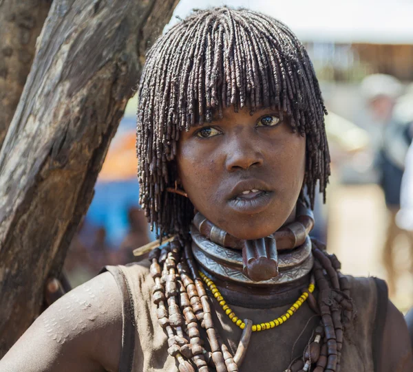 Hamar woman seller at village market. — Stock Photo, Image