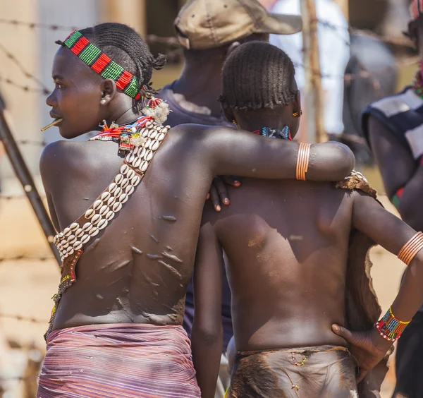 Hamar women at village market. — Stock Photo, Image