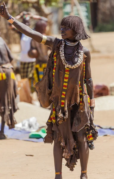 Hamar woman at village market. — Stock Photo, Image