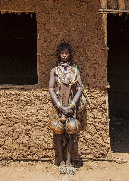 村の市場でハーマル女性. — ストック写真