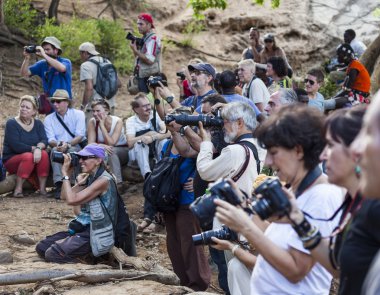 Turistler törenle atlama boğa için hazırlık fotoğraf çekmek.