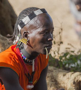 Geleneksel olarak giyinmiş sopa içinde onun ağız çiğneme ile Hamar adam 