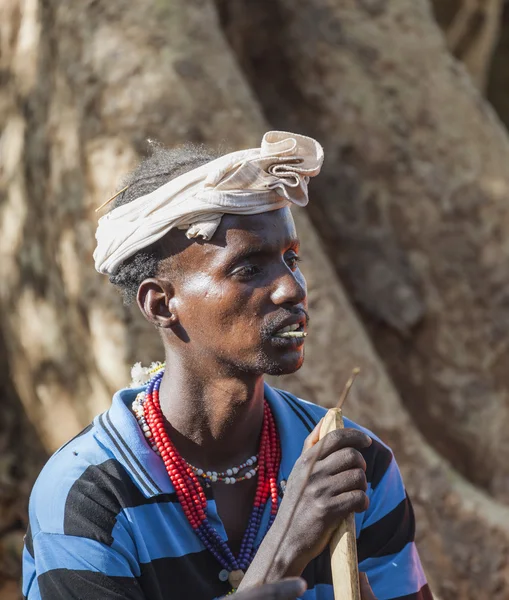 Habillé traditionnellement Hamar homme avec bâton à mâcher dans sa bouche — Photo