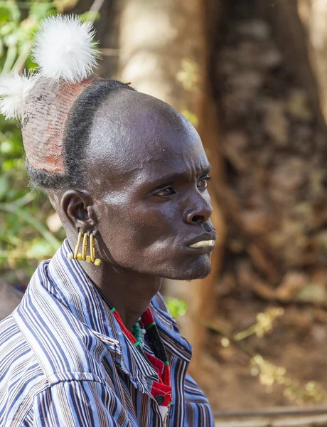 Habillé traditionnellement Hamar homme avec bâton à mâcher dans sa bouche — Photo