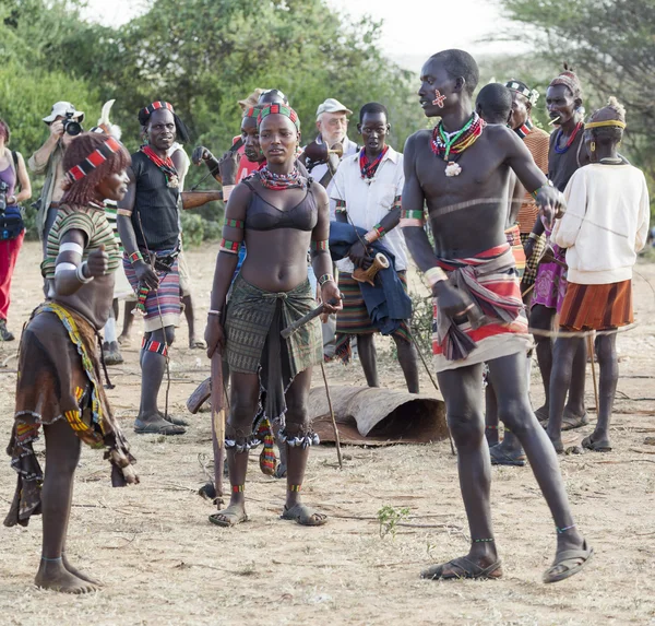 Hamar Frau wird in Vorbereitung auf eine Stierspringzeremonie ausgepeitscht — Stockfoto