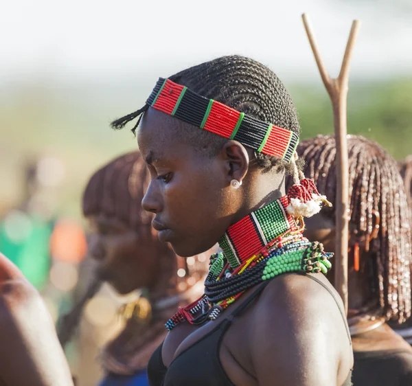 Töreni atlama boğa genç Hamar kadın portresi.
