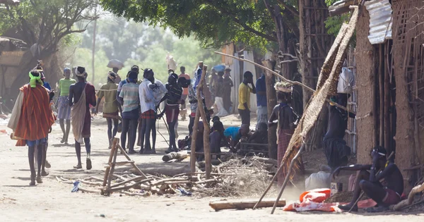 Persone nel villaggio tradizionale della tribù Dassanech. Omorato, Etiopia . — Foto Stock