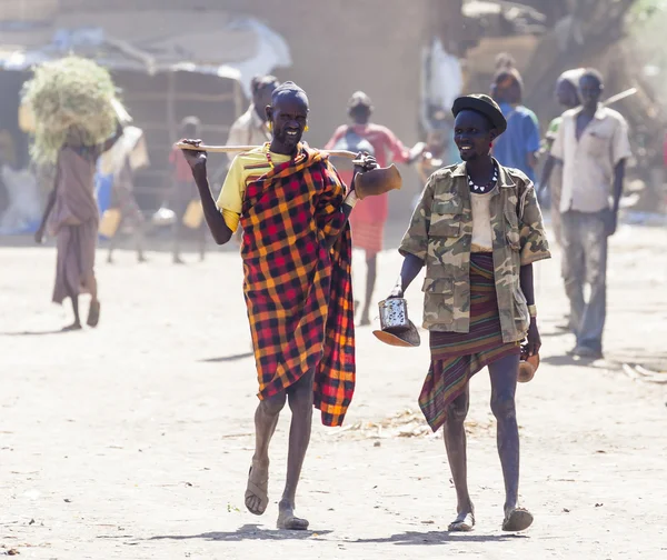 People in traditional village of Dassanech tribe. Omorato, Ethiopia. — Stock Photo, Image