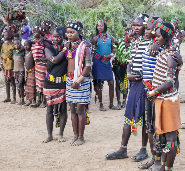 Rapazes e raparigas na tradicional cerimónia evangélica. Turmi, Etiópia . — Fotografia de Stock