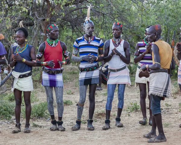 Jongens en meisjes op de traditionele evangaty ceremonie. Turmi, Ethiopië. — Stockfoto