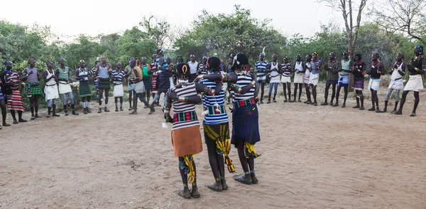 Garçons et filles à la cérémonie traditionnelle de l'Evangaty. Turmi, Éthiopie . — Photo