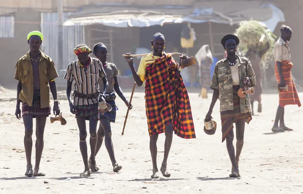 Az emberek a hagyományos falu a Dassanech törzs. Omorato, Etiópia. Stock Kép
