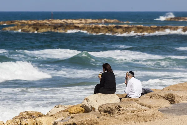 Пара на берегу моря наслаждается видом. Тель-Авив, Израиль — стоковое фото