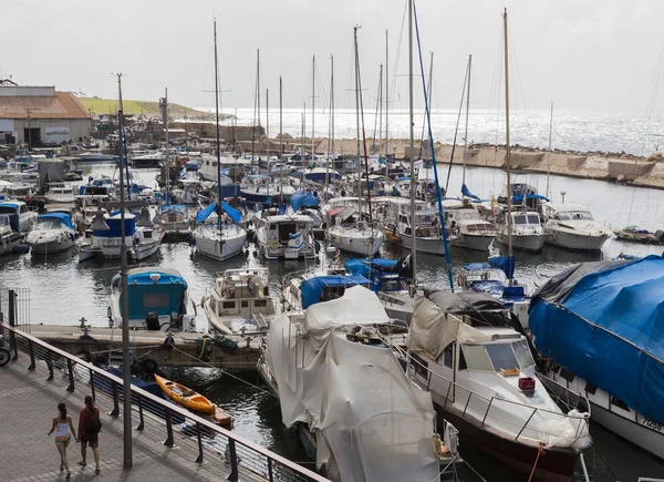 Yachts bateaux à moteur et bateaux de pêche dans le vieux port de Jaffo. Tel Avi Images De Stock Libres De Droits