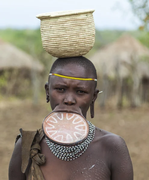 Mirobey 村で Mursi 族出身の女性。マゴ国立公園。オモ渓谷。エチオピア. — ストック写真