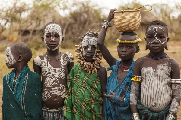 Crianças não identificadas da tribo Mursi na aldeia de Mirobey. Vale do Omo. Etiópia . — Fotografia de Stock