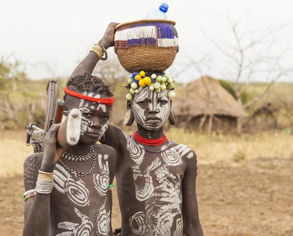 Jongens van Mursi stam met machinegeweer in Mirobey dorp. Omo-vallei. Ethiopië. — Stockfoto