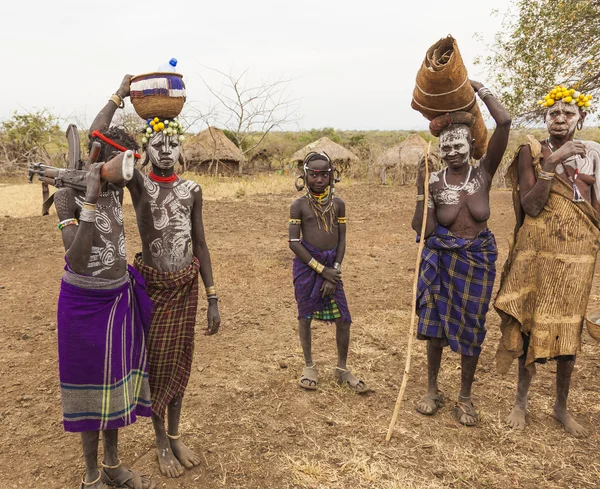 Barn och kvinna från Mursi stam i Mirobey by. Omo Valley. Etiopien. — Stockfoto