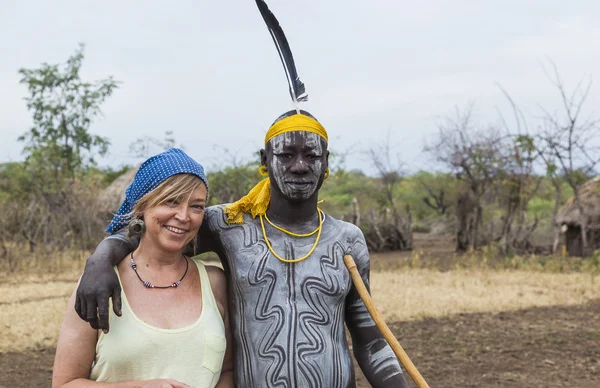 Homem e mulher europeus da tribo Mursi na aldeia de Mirobey. Vale do Omo. Etiópia . — Fotografia de Stock