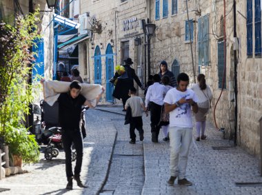 Şehir Caddesi meşgul. Tzfat (Safed). İsrail