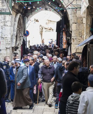 İnsanlar El Aksa Camii, Cuma namazı döndürür. Kudüs'ün eski. İsrail