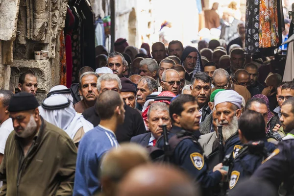 La gente regresa de la oración del viernes en la mezquita al aqsa. La vieja Jerusalén. Israel — Foto de Stock