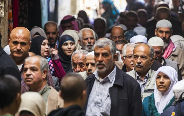 La gente regresa de la oración del viernes en la mezquita al aqsa. La vieja Jerusalén. Israel — Foto de Stock