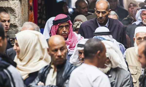 La gente regresa de la oración del viernes en la mezquita al aqsa. La vieja Jerusalén. Israel — Foto de Stock