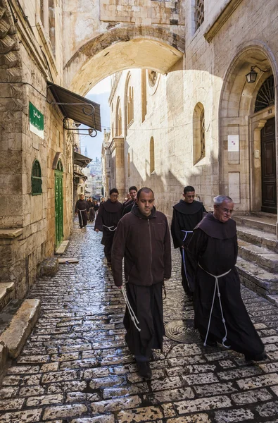 Otců františkánů v pátek via Dolorosa průvod. Jeruzalém. Izrael — Stock fotografie
