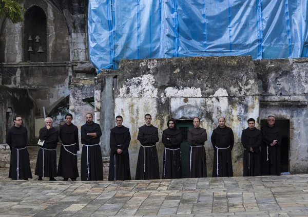 Padres franciscanos na sexta-feira via procissão Dolorosa. Jerusalém. Israel — Fotografia de Stock