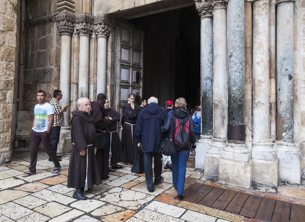 Φραγκισκανού πατέρες κοντά σε εκκλησία του Παναγίου Τάφου. Ιερουσαλήμ. Ισραήλ — Φωτογραφία Αρχείου