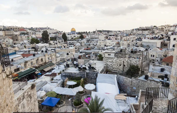 Uitzicht vanaf Damascus poort naar de oude stad van Jeruzalem. Israël. — Stockfoto