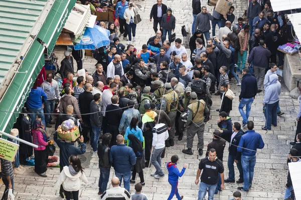 İsrail askerleri terörist tutuklamak. Kudüs. İsrail.