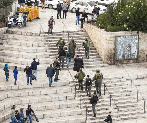 以色列士兵逮捕恐怖分子。耶路撒冷。以色列. — 图库照片