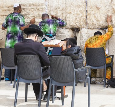 İnsanlar Batı duvarının yakınında. Jerusalem, İsrail.