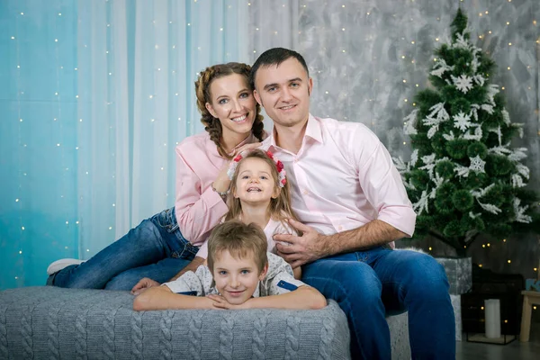 Familia Interior Del Hogar Navidad Año Nuevo Padres Hijos Son — Foto de Stock