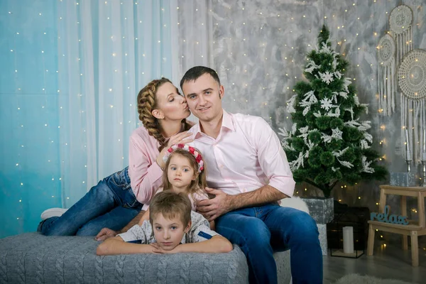 Familia Interior Del Hogar Navidad Año Nuevo Padres Hijos Son — Foto de Stock