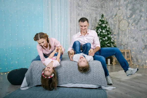 Familia Interior Del Hogar Navidad Año Nuevo Padres Hijos Son — Foto de Stock