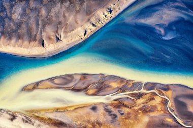 Ağustos 2020 'de Güney İzlanda' da çekilmiş Highlands, pozlama parantezi kullanılarak işlenmiş.