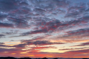 Eylül 2020 'de İzlanda' nın dağlık bölgelerinde gün batımı, pozlama parantezi kullanılarak işlendi