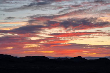Eylül 2020 'de İzlanda' nın dağlık bölgelerinde gün batımı, pozlama parantezi kullanılarak işlendi