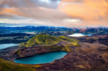 Ağustos 2020 'de Güney İzlanda' da çekilmiş Highlands, pozlama parantezi kullanılarak işlenmiş.