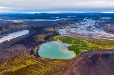 Ağustos 2020 'de Güney İzlanda' da çekilmiş Highlands, pozlama parantezi kullanılarak işlenmiş.