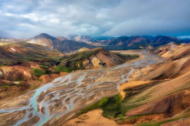 Ağustos 2020 'de Güney İzlanda' da çekilmiş Highlands, pozlama parantezi kullanılarak işlenmiş.