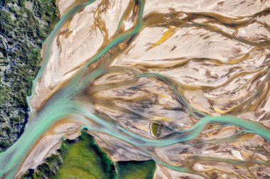 Ağustos 2020 'de Güney İzlanda' da çekilmiş Highlands, pozlama parantezi kullanılarak işlenmiş.