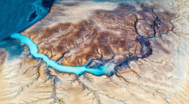 Ağustos 2020 'de Güney İzlanda' da çekilmiş Highlands, pozlama parantezi kullanılarak işlenmiş.