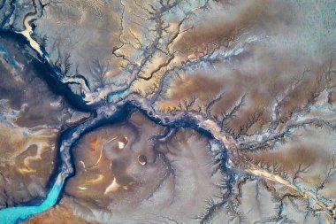 Ağustos 2020 'de Güney İzlanda' da çekilmiş Highlands, pozlama parantezi kullanılarak işlenmiş.