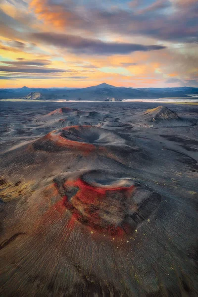 2020年8月に撮影されたアイスランド高地の火山噴火口は 露出ブラケットを使用して処理されました — ストック写真