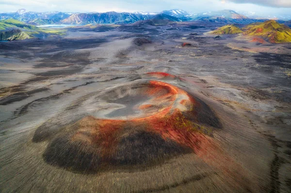 2020年8月に撮影されたアイスランド高地の火山噴火口は 露出ブラケットを使用して処理されました — ストック写真