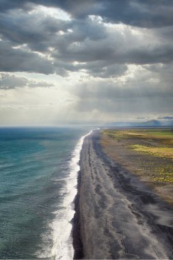 Dyrholaey Manzarası Güney İzlanda 'daki Kara Kum Sahili' nde, pozlama parantezi kullanılarak işlenmiş.